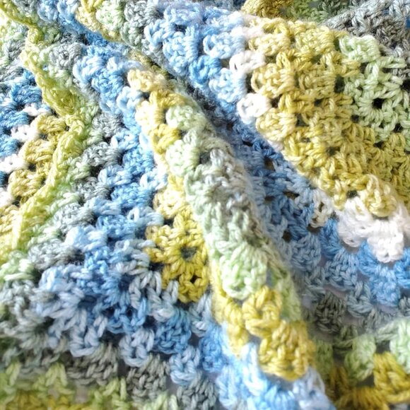 Crochet BABY BLANKET AFGHAN Lap Granny Square 29"x 29" Blue White Green New - Picture 7 of 9